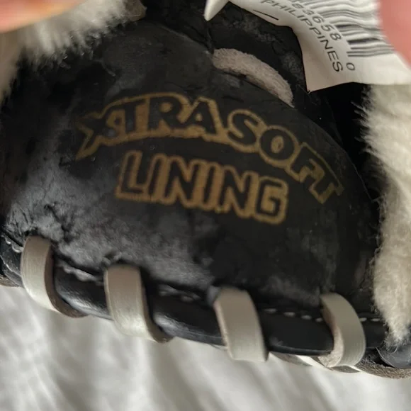 BRAND NEW LOUISVILLE SLUGGER BASEBALL GLOVE - Picture 5 of 5